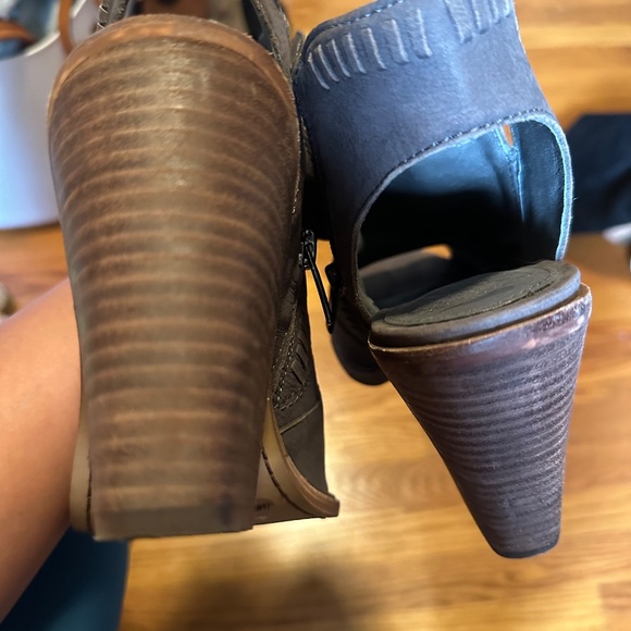 Leather Patterned Healed Sandals - Picture 4 of 7